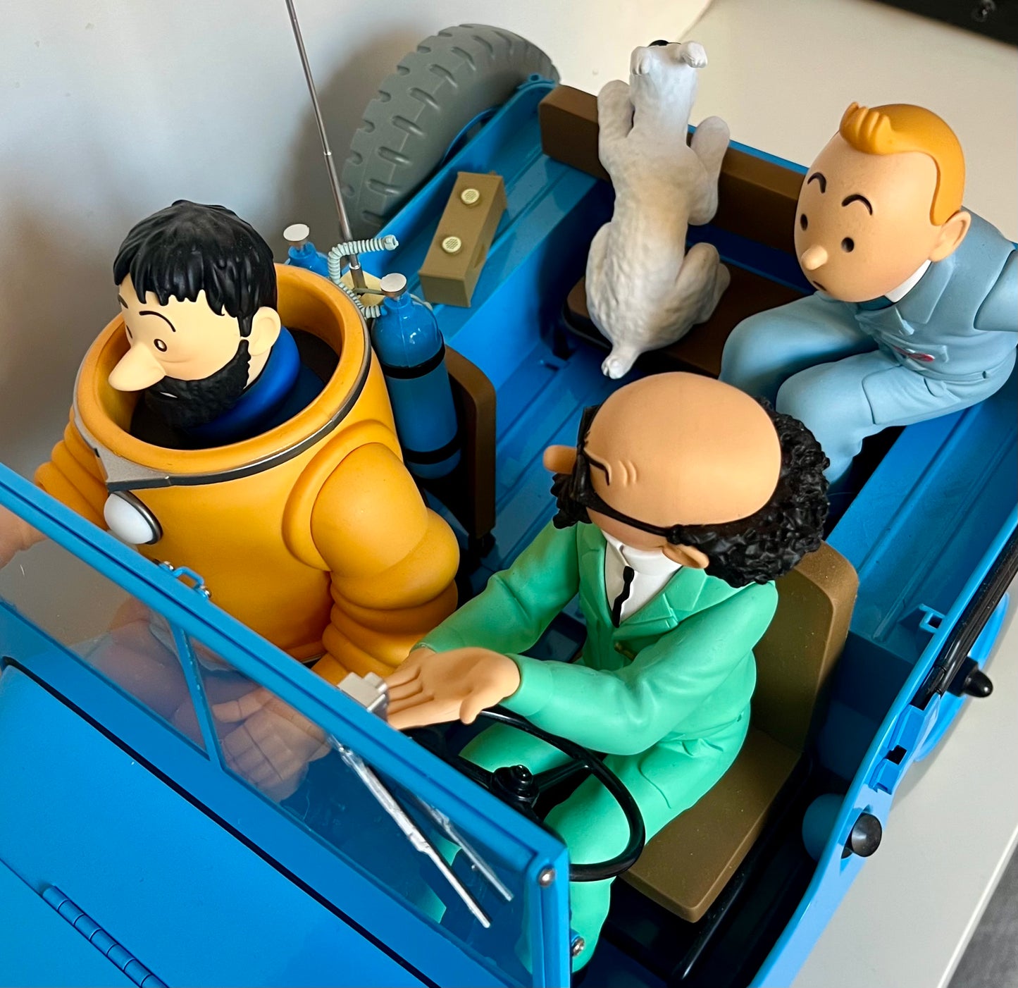 Moulinsart Tintin - Fanfare scene from Moulinsart castle with 11 characters 